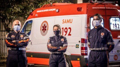 Profissionais do SAMU uniformizados e com máscaras em frente a uma ambulância de suporte avançado com o número de emergência 192. Foto: Divulgação/Confederação Nacional de Municípios - CNM