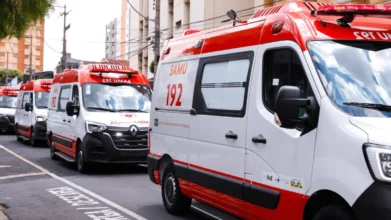 Três ambulâncias brancas e vermelhas do SAMU 192 estacionadas em fila em uma via urbana com prédios ao fundo. Foto: Divulgação/Prefeitura de São José do Rio Preto - SP (Jeniffer Maciel / SMCS)