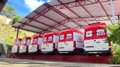 Ambulâncias do SAMU 192 alinhadas em base coberta do CISURG-MP, com veículos vermelhos e brancos estacionados lado a lado em estrutura metálica. Foto: Divulgação/CISURG-MP