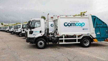 Caminhões de coleta de lixo da COMCAP enfileirados, com destaque para veículo identificado com logotipo da autarquia e slogan "Nova Comcap, nossa Comcap". Foto: Divulgação/Prefeitura de Florianópolis