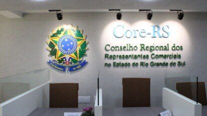 Recepção do CORE-RS com brasão do Brasil e nome completo do conselho na parede. Foto: Divulgação/CORE-RS