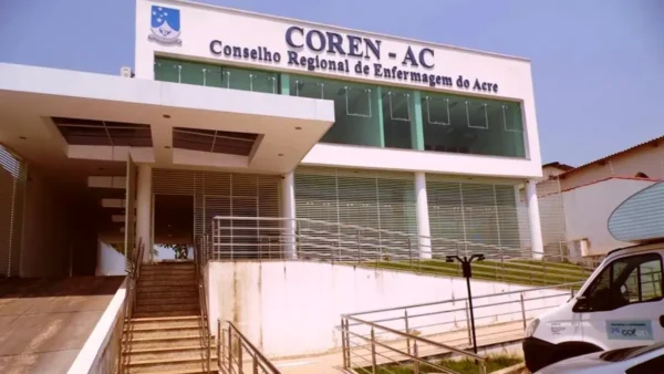 COREN-AC lança concurso com 250 vagas e salários de até R$ 4.750,00 2 Fachada do prédio do Conselho Regional de Enfermagem do Acre em Rio Branco, com escadas, rampa de acesso e identificação COREN-AC na parte superior. Foto: Divulgação/COREN-AC