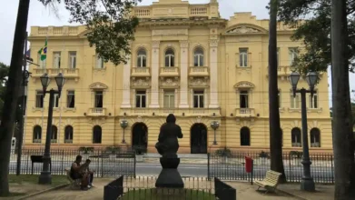 CPU Pernambuco abre 462 vagas e salários de até R$ 11,3 mil 3 Fachada do Palácio do Campo das Princesas, sede do Governo de Pernambuco, com arquitetura neoclássica, jardim frontal e bandeiras hasteadas. Foto: Paulo Castagna/Wikipédia