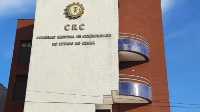 CRC CE abre concurso com 144 vagas e salários de até R$ 5.762,31 2 Fachada do prédio do CRC CE com logotipo e nome do Conselho Regional de Contabilidade do Estado do Ceará em destaque. Foto: Divulgação/CRC-CE