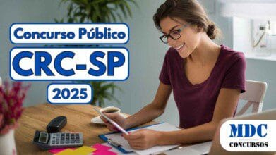 Imagem promocional de concurso público do CRC-SP 2025 com destaque para uma mulher sorridente estudando em uma mesa com calculadora, papéis coloridos, caneta e xícara de café, simbolizando preparação para o certame; ao lado esquerdo estão os dizeres “Concurso Público CRC SP 2025” em letras grandes azul e branco, e no canto inferior direito está o logotipo da empresa MDC Concursos