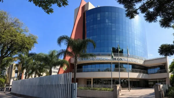 CRCPR abre concurso público com salários de até R$ 8.746,91 3 Fachada do prédio do Conselho Regional de Contabilidade com estrutura moderna em vidro azul, detalhe em vermelho e palmeiras na entrada. Foto: Divulgação/CRCPR com resolução aprimorada pelo ChatGPT