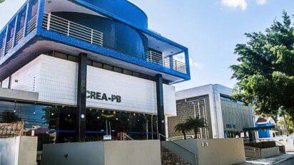Fachada do prédio do CREA-PB com design moderno, detalhes em azul e branco e letreiro visível na entrada principal. Foto: Divulgação/CREA-PB