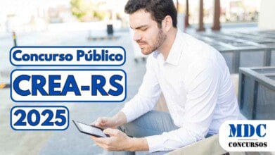 Homem sentado em ambiente urbano ao ar livre, vestindo camisa branca e usando um tablet, aparentando estar concentrado nos estudos; ao lado, destaque em letras azuis com a frase “Concurso Público CREA-RS 2025” e logotipo “MDC Concursos” no canto inferior direito da imagem - CREA RS abre 44 vagas com salários de até R$ 13,7 mil em Concurso Público