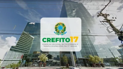 Fachada de um edifício comercial moderno espelhado sob céu azul, com o logotipo centralizado do CREFITO 17 e o brasão da República Federativa do Brasil em destaque.