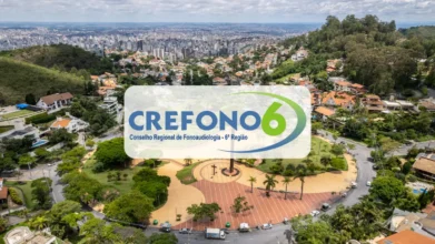 Vista aérea da Praça do Papa em Belo Horizonte com o logotipo do CREFONO-6 centralizado em um retângulo branco.