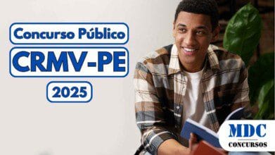 Homem jovem, sorridente, de pele morena e cabelo curto, usa camisa xadrez e segura livros abertos enquanto olha para o lado em ambiente interno com planta ao fundo. Ao lado esquerdo da imagem, há uma arte gráfica com os dizeres "Concurso Público CRMV PE 2025" em letras azuis destacadas. No canto inferior direito, está o logotipo da MDC Concursos