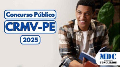 Homem jovem, sorridente, de pele morena e cabelo curto, usa camisa xadrez e segura livros abertos enquanto olha para o lado em ambiente interno com planta ao fundo. Ao lado esquerdo da imagem, há uma arte gráfica com os dizeres "Concurso Público CRMV PE 2025" em letras azuis destacadas. No canto inferior direito, está o logotipo da MDC Concursos