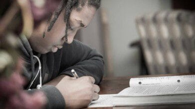 Faça uma descrição ALT resumida da imagem em anexo (faça apenas a descrição sem formatação)