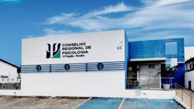 Fachada do Conselho Regional de Psicologia da 13ª Região na Paraíba com logotipo na parede branca e entrada lateral azul. Foto: Divulgação/CRP13 Paraíba