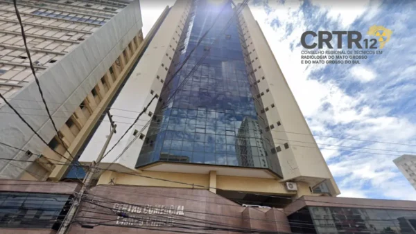 CRTR-12 (MT e MS) abre concurso com 154 vagas para níveis médio e técnico 3 Fachada de prédio comercial alto com fachada de vidro, vista em perspectiva de baixo para cima, com logotipo do CRTR-12 no canto superior direito da imagem. Foto: Divulgação/Google Maps