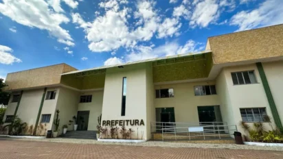 Fachada do prédio da Prefeitura de Cabo Frio-RJ com arquitetura moderna, jardim frontal, rampa de acesso e céu azul com nuvens ao fundo. Foto: Divulgação/Prefeitura de Cabo Frio-RJ