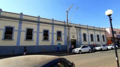 Sede da Prefeitura Municipal de Cabo Verde em Minas Gerais com fachada histórica, carros estacionados em frente e pessoas circulando na calçada. Foto: Divulgação/Google Maps (Cássia M. Ribeiro)