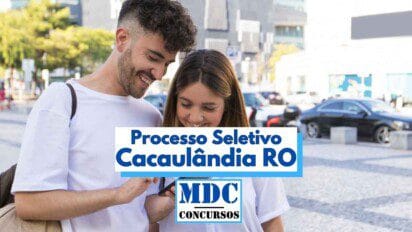Dois jovens, um homem e uma mulher, estão sorrindo enquanto olham para a tela de um celular em ambiente urbano durante o dia. Ambos usam camisetas brancas e mochilas, transmitindo um clima descontraído. Sobre a imagem, há um banner com os dizeres "Processo Seletivo Cacaulândia RO" e o logotipo "MDC Concursos", indicando divulgação de concurso público.