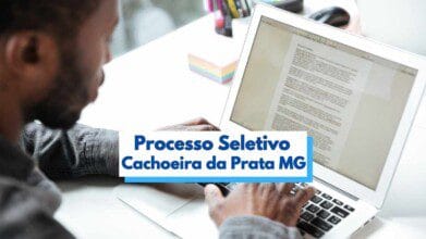 Homem digita em um notebook enquanto analisa um documento digital em ambiente de estudo ou trabalho. No centro da imagem, há um banner com os dizeres “Processo Seletivo Cachoeira da Prata MG”, indicando a divulgação de uma seleção pública. Ao fundo, há objetos de escritório sobre a mesa, como canetas e blocos de anotações, sugerindo ambiente organizado e focado em produtividade.