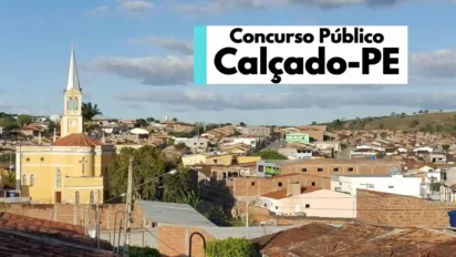 Vista da cidade de Calçado PE com igreja e casas ao fundo, com texto Concurso Público Calçado-PE. Foto: Montagem MDC Concursos/Luís Caetano-Wikipédia