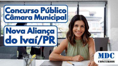 Mulher sorridente sentada em mesa de escritório com tablet, papel e lápis, enquanto duas pessoas conversam ao fundo perto da janela - Câmara Municipal de Nova Aliança do Ivaí (PR) oferece salários de até R$ 2,8 mil em Concurso Público