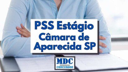 Imagem com fundo desfocado mostrando uma pessoa vestida com camisa azul clara de braços cruzados sobre uma mesa com papéis à frente destacando no centro um quadro branco com o texto PSS Estágio Câmara de Aparecida SP em letras azuis e na parte inferior o logotipo do site MDC Concursos com letras azuis em caixa alta sobre fundo branco e moldura preta