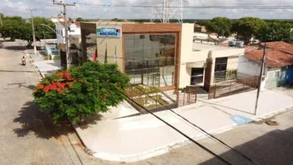 Prédio da Câmara Municipal de Boa Vista com fachada de vidro e árvores ao redor em uma rua pavimentada. Foto: Divulgação/Câmara de Boa Vista-PB