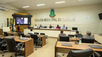 Sessão na Câmara Municipal de Canoas com vereadores e participantes sentados em mesas durante audiência pública sobre a LDO 2024.