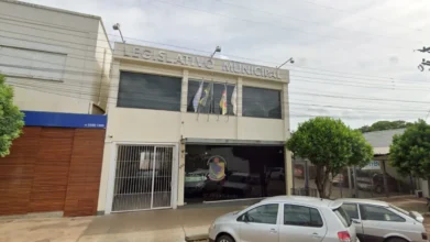 Fachada do prédio do Legislativo Municipal de Cerro Largo (RS), com bandeiras na sacada e carros estacionados em frente. Foto: Divulgação/Google Maps (Street View)