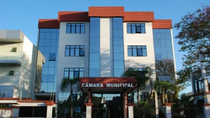 Fachada do prédio da Câmara Municipal de Esteio, com edifício moderno de vários andares, vidros espelhados, entrada principal com letreiro e árvores ao redor. Foto: Divulgação/Câmara de Esteio-RS