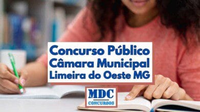 Fotografia em formato de banner retangular mostrando ao fundo uma jovem de blusa coral estudando em uma mesa enquanto segura caneta verde e folheia um caderno aberto sobre superfície clara ao fundo desfocado nota‑se estante com livros coloridos sugerindo ambiente de biblioteca ou sala de estudos em primeiro plano há faixa branca central destacando o texto azul Concurso Público Câmara Municipal Limeira do Oeste MG em letras grandes e alinhadas abaixo da faixa aparece logotipo quadrado da MDC Concursos com moldura marrom contendo as iniciais MDC em azul e a palavra concursos em verde situando‑se no canto inferior central da imagem