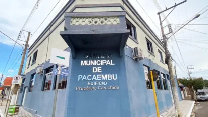 Fachada de esquina do edifício da Câmara Municipal de Pacaembu, em São Paulo, com paredes em tons de azul e bege, destacando o letreiro metálico com o nome da instituição e do Edifício Propércio Cavichioli. Foto: Divulgação/Câmara de Pacaembu-SP