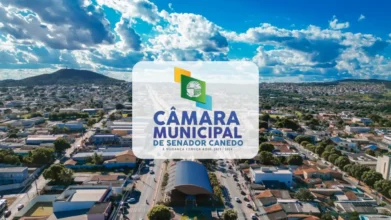 Concursos 2 Vista aérea da cidade de Senador Canedo com o logotipo da Câmara Municipal centralizado em um quadro branco sobreposto à imagem.
