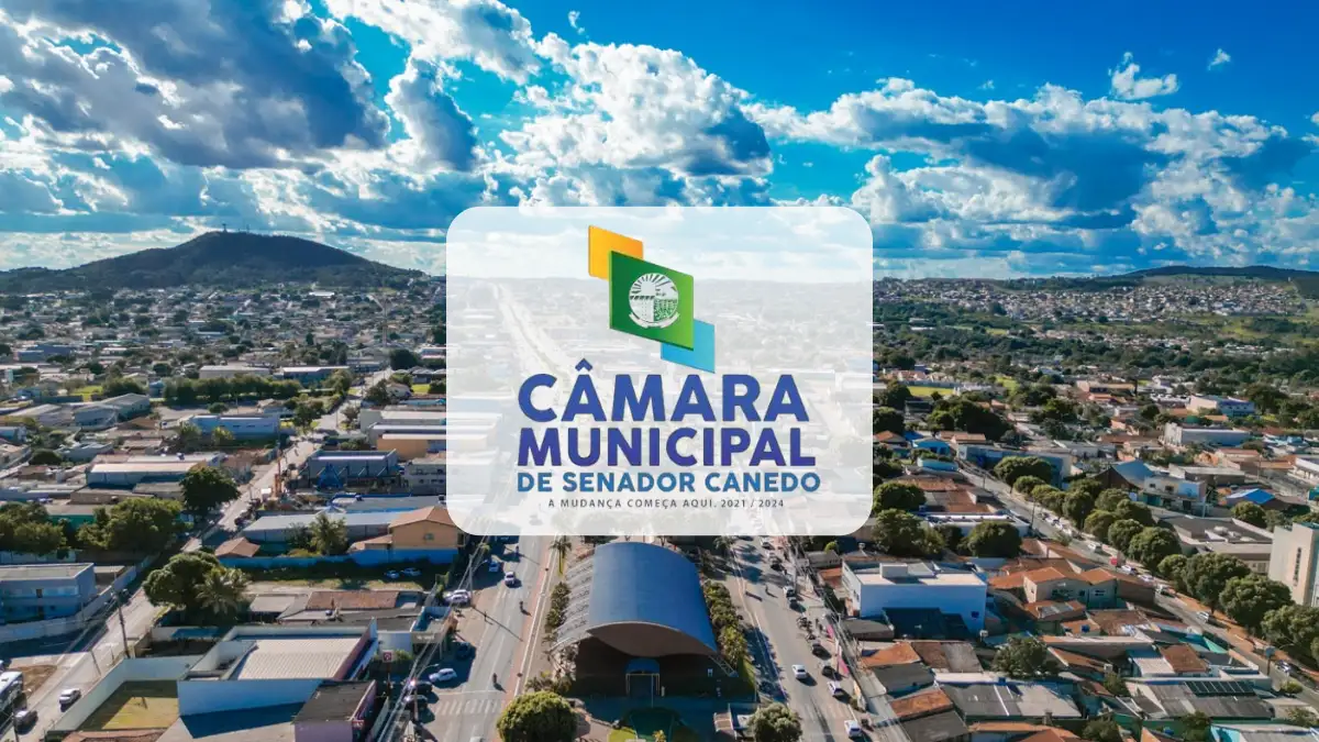 Vista aérea da cidade de Senador Canedo com o logotipo da Câmara Municipal centralizado em um quadro branco sobreposto à imagem.