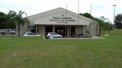 Fachada da Câmara Municipal de Teodoro Sampaio, o Palácio 19 de Novembro, com gramado frontal e carros estacionados.