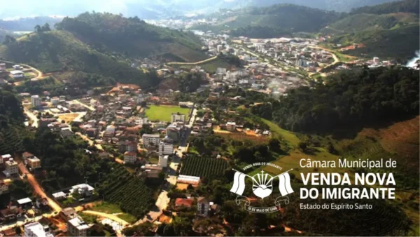 Vista aérea do município de Venda Nova do Imigrante, no Espírito Santo, com áreas urbanas, morros cobertos por vegetação, estradas e a identificação da Câmara Municipal no canto da imagem. Foto: Divulgação/Câmara de Venda Nova do Imigrante-ES