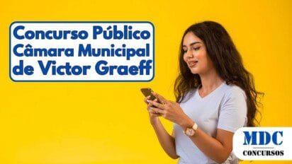 Mulher jovem de cabelos longos e escuros, usando camiseta clara, observa o celular sorrindo, em frente a um fundo amarelo vibrante - Câmara de Victor Graeff (RS) abre vagas com salários de até R$ 4,2 mil em Concurso Público