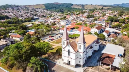 Vista aérea de Cambuquira, em Minas Gerais, com destaque para igreja de duas torres no centro da cidade, casas ao redor e morros ao fundo. Foto: Divulgação/Google Maps (Ralph Schmidt)