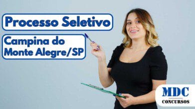 Mulher sorridente com cabelo loiro ondulado, vestindo blusa preta e jeans, segura uma prancheta verde e uma caneta azul em fundo cinza claro - Campina do Monte Alegre – SP abre 28 vagas com salários de até R$ 2,7 mil