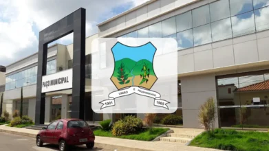 Paço Municipal de Campos Gerais, em Minas Gerais, com arquitetura moderna e amplas janelas de vidro. No centro da composição, destaca-se o brasão da cidade com o lema União e Prosperidade