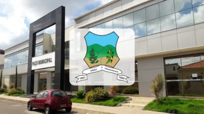 Paço Municipal de Campos Gerais, em Minas Gerais, com arquitetura moderna e amplas janelas de vidro. No centro da composição, destaca-se o brasão da cidade com o lema União e Prosperidade