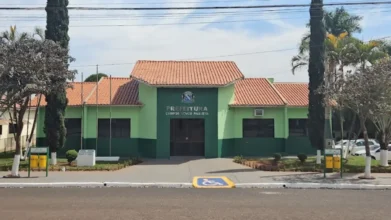 Fachada da Prefeitura de Campos Novos Paulista em um prédio verde claro.