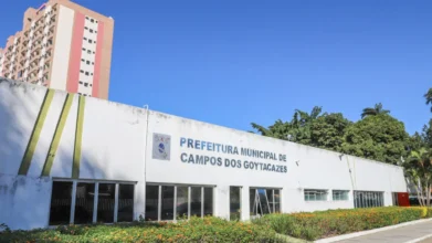 Campos dos Goytacazes-RJ abre concurso c/ 1000 vagas de até R$ 4.200 2 Fachada do prédio da Prefeitura Municipal de Campos dos Goytacazes com jardim florido à frente e prédio residencial ao fundo sob céu azul. Foto: Divulgação/Prefeitura de Campos dos Goytacazes-RJ