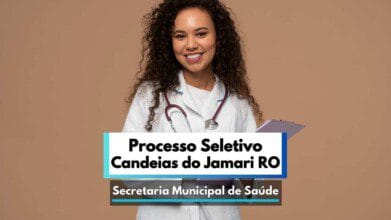 Processos Seletivos 8 Mulher jovem com cabelos cacheados, vestindo jaleco branco e estetoscópio no pescoço, segura uma prancheta e sorri em um fundo bege. Na imagem, aparece um texto promocional destacando o Processo Seletivo de Candeias do Jamari, Rondônia, realizado pela Secretaria Municipal de Saúde, voltado para a contratação de profissionais da área da saúde. A imagem transmite profissionalismo e acolhimento.