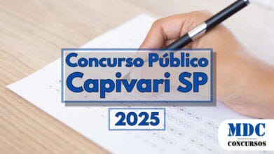 Pessoa preenchendo cartão-resposta com caneta preta sobre uma mesa de madeira clara ao fundo, com destaque para um retângulo azul central contendo o texto “Concurso Público Capivari SP 2025” em letras grandes e azuis, e no canto inferior direito está o logotipo da MDC Concursos em azul sobre fundo branco