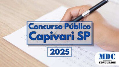 Pessoa preenchendo cartão-resposta com caneta preta sobre uma mesa de madeira clara ao fundo, com destaque para um retângulo azul central contendo o texto “Concurso Público Capivari SP 2025” em letras grandes e azuis, e no canto inferior direito está o logotipo da MDC Concursos em azul sobre fundo branco