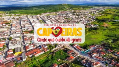 Vista aérea da cidade de Capoeiras, em Pernambuco, com destaque para o logotipo da Prefeitura Municipal e o slogan "Gente que cuida de gente" centralizados sobre a paisagem urbana e rural.