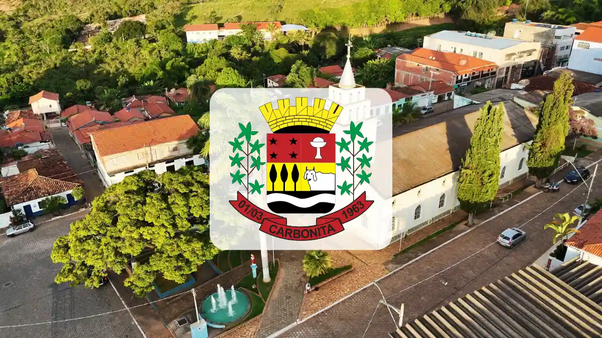 Carbonita/MG abre processo seletivo com salários de R$ 3.242,00 para ACE 1
O Gemini disse
Vista aérea da cidade de Carbonita, em Minas Gerais, com o brasão do município centralizado sobre a imagem de casas e arborização.