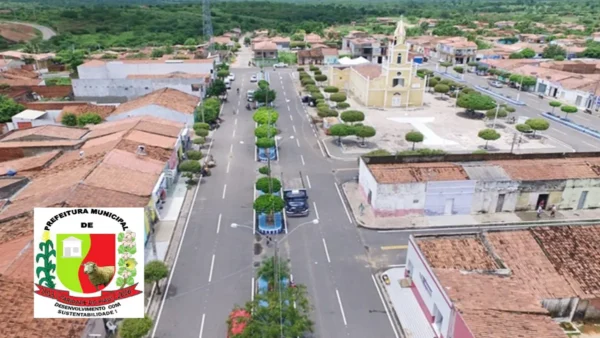 Vista aérea do centro de Caridade do Piauí com avenida principal arborizada e igreja na praça central. Foto: Divulgação/Prefeitura de Caridade do Piauí/PI