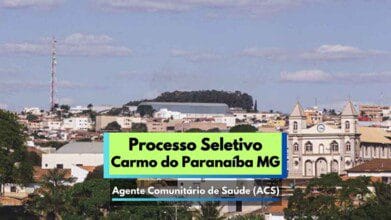 Processos Seletivos 4 Imagem mostra a cidade de Carmo do Paranaíba, em Minas Gerais, com destaque para uma igreja no canto direito e diversas construções ao fundo. No centro da imagem, há uma tarja com os dizeres “Processo Seletivo Carmo do Paranaíba MG” e, abaixo, “Agente Comunitário de Saúde (ACS)”. O céu está limpo, com poucas nuvens, e a paisagem urbana é cercada por vegetação.